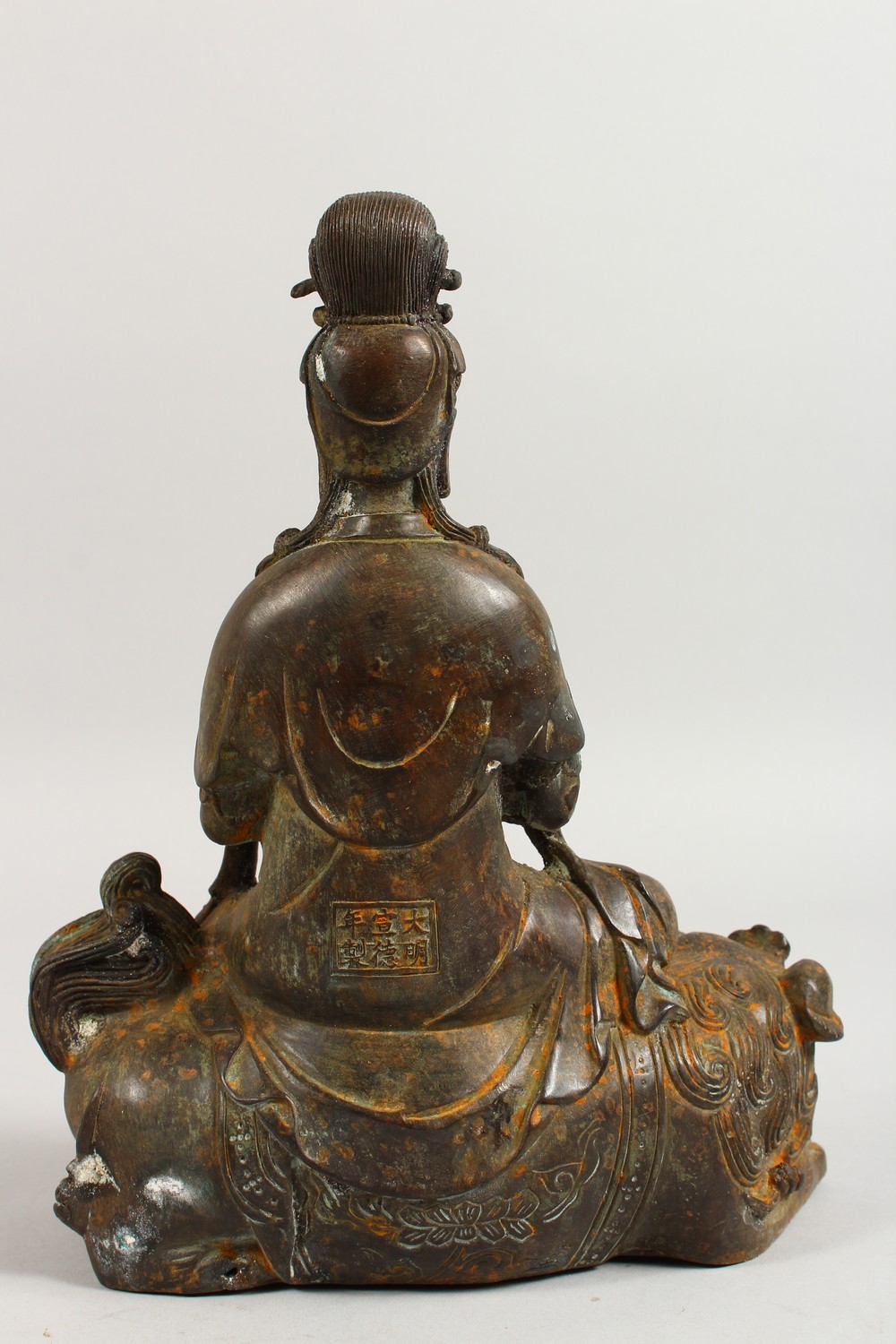 A CAST BRONZE GROUP OF AN EASTERN DEITY SEATED ON A DOG OF FO. 10.5ins high. - Image 5 of 8