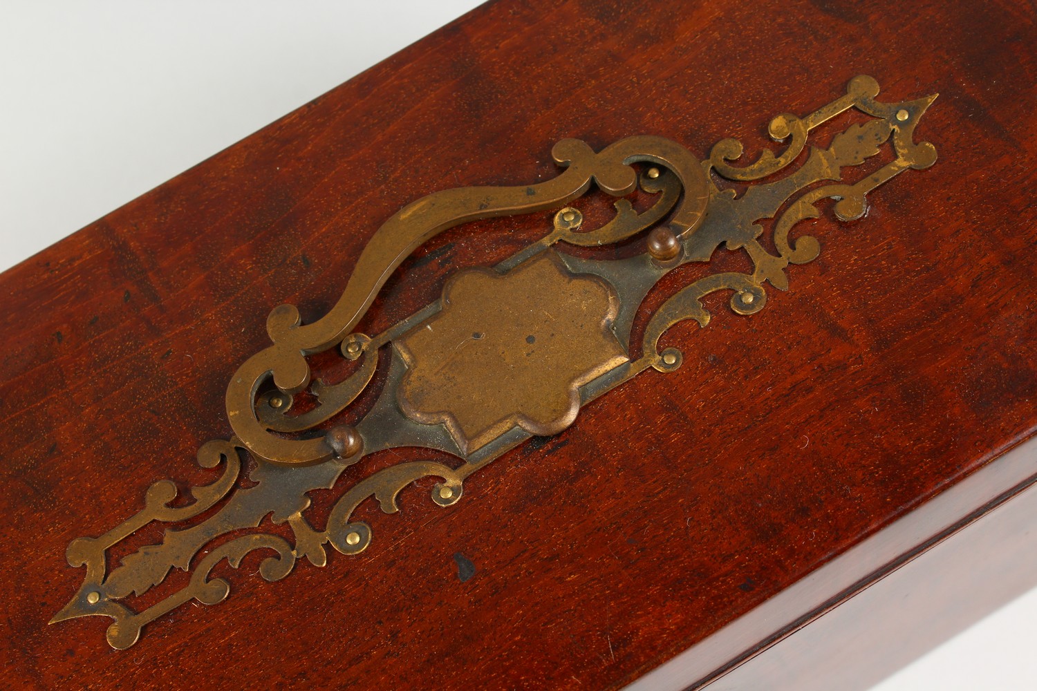 A GEORGE III MAHOGANY TEA CADDY, with brass carrying handle and three division interior with tins. - Image 5 of 10