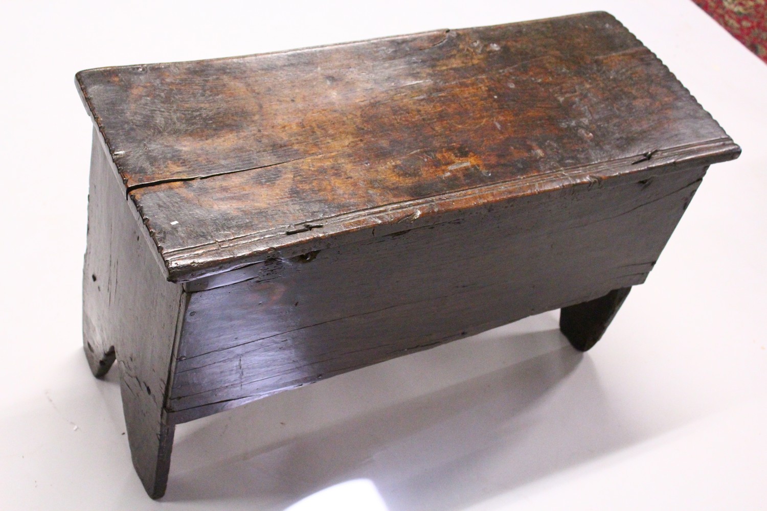 A GOOD SMALL 17TH/18TH CENTURY OAK SIX PLANK COFFER. 2ft 8.5ins long x 1ft 1ins wide x 1ft 7.5ins - Image 5 of 5