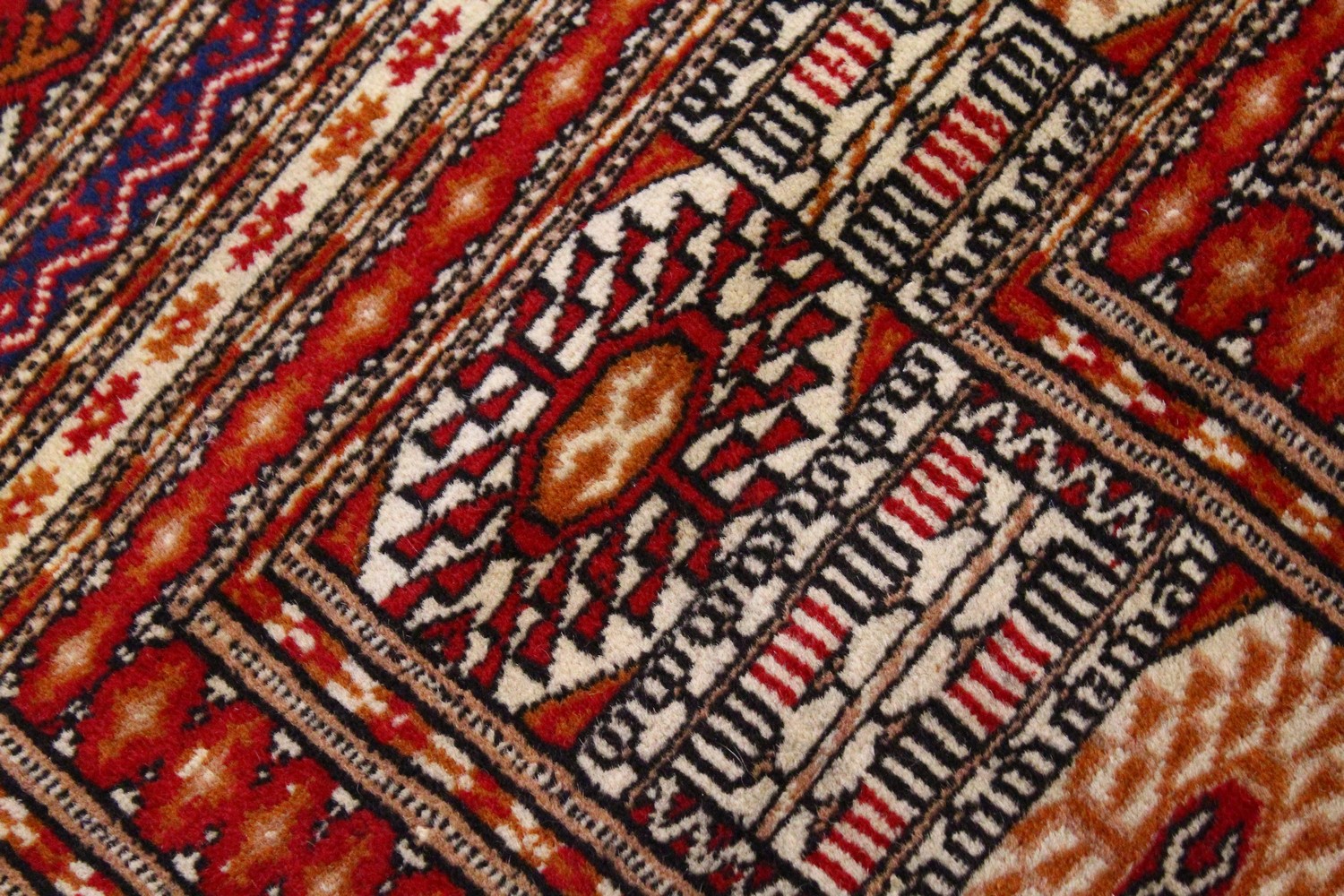 A GOOD LARGE BOKHARA CARPET, MID 20TH CENTURY, red ground with six rows of thirty gulls, within an - Image 9 of 12