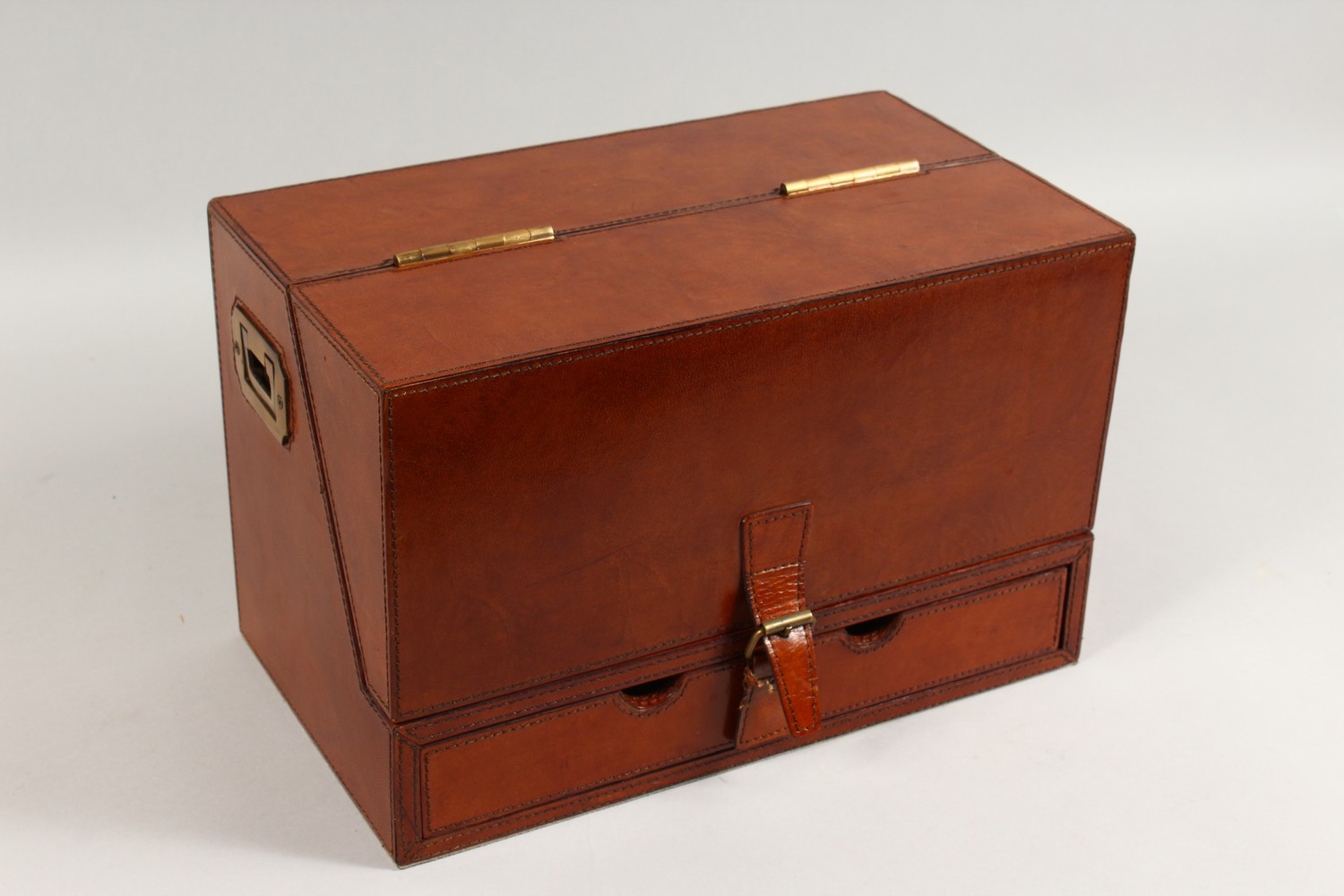A GOOD LEATHER STATIONERY BOX. 15ins wide x 9ins deep x 9.5ins high. - Image 3 of 4