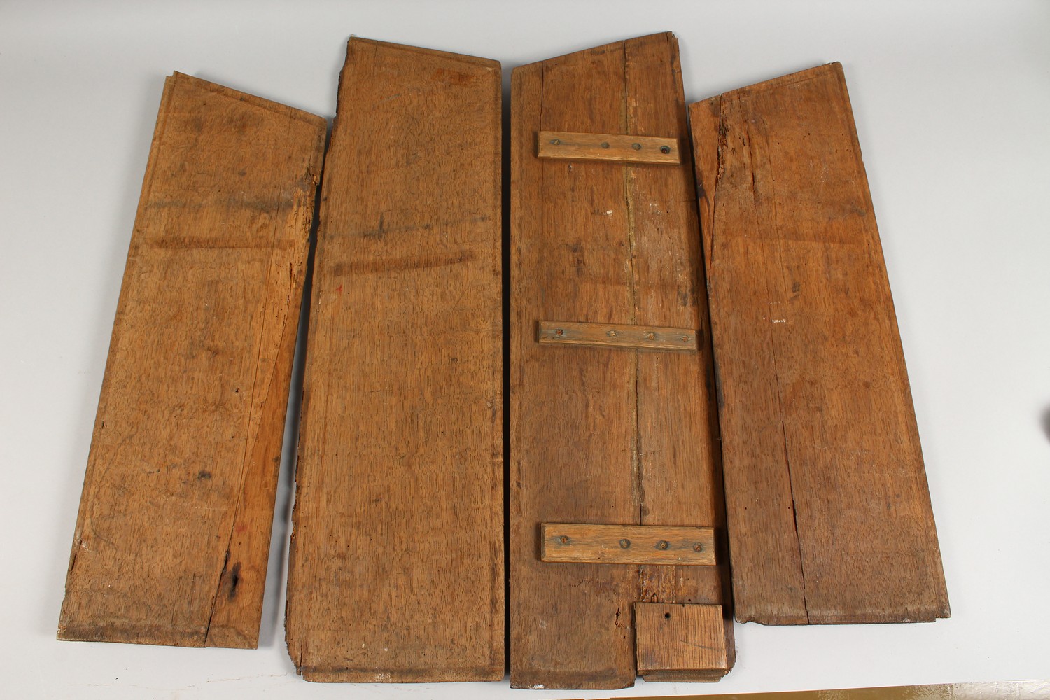 FOUR PIECES OF 17TH/18TH CENTURY OAK LINEN FOLD STYLE CARVED PANELS. Largest: 28ins x 7.5ins. - Image 5 of 5