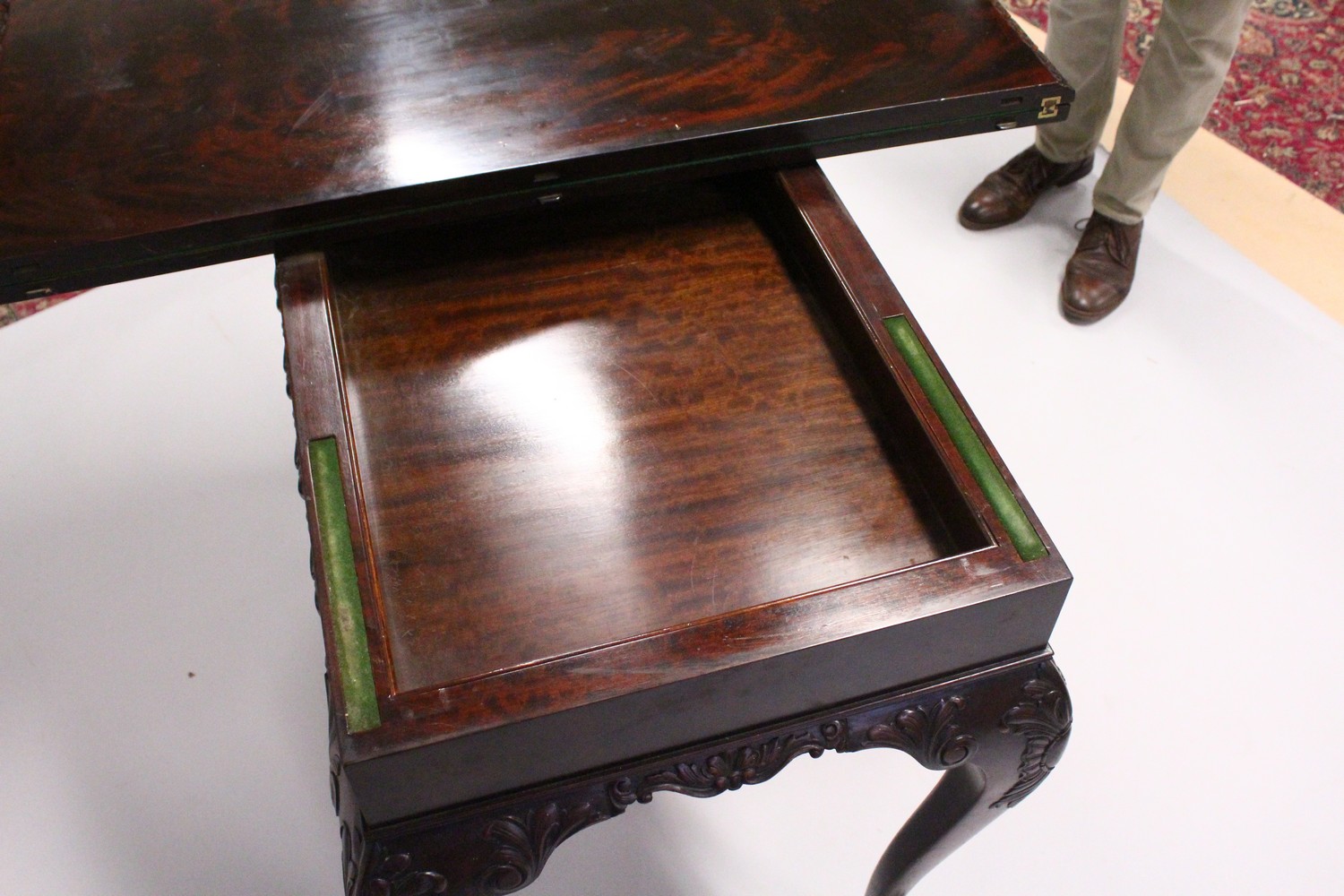 A GOOD GEORGE III DESIGN "IRISH" MAHOGANY FOLD-OVER CARD TABLE, EARLY 20TH CENTURY, with green baize - Image 8 of 10