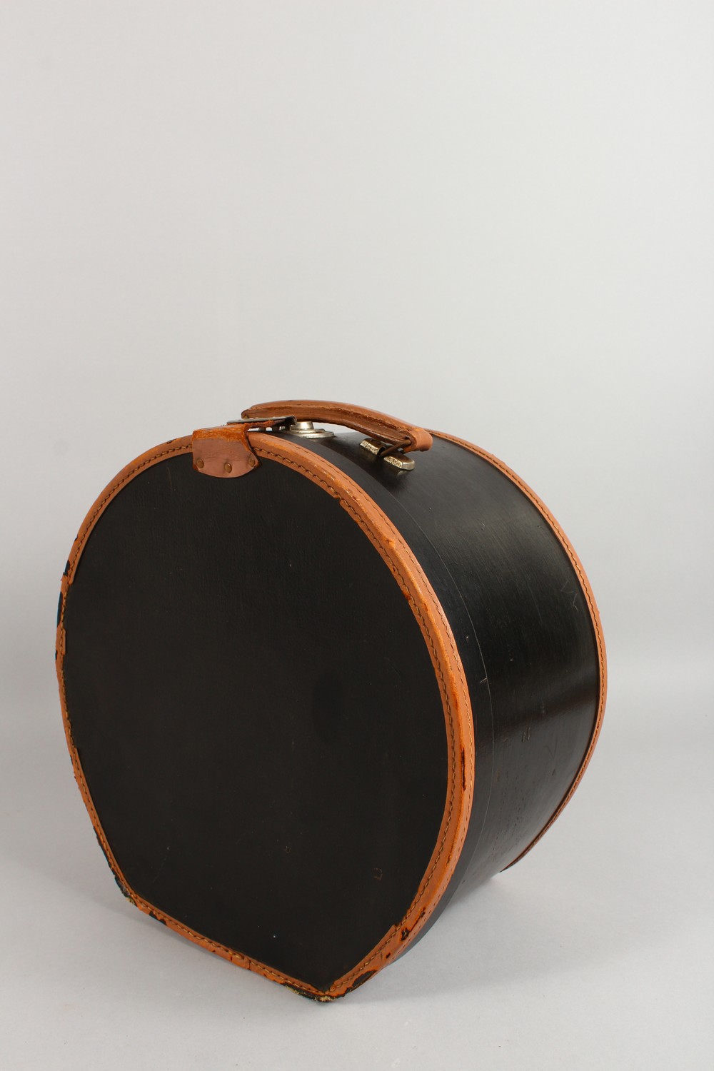 AN OLD TOP HAT, in a circular hat box. - Image 10 of 10