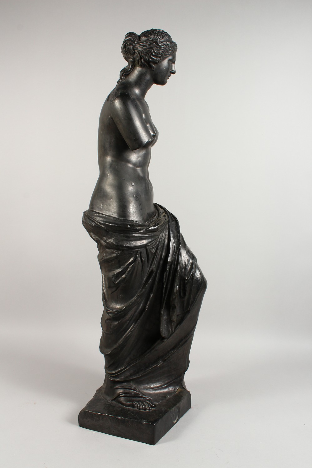 A GOOD 20TH CENTURY CAST BRONZE FIGURE OF THE VENUS DE MILO, with signature and foundry stamp. 33. - Image 6 of 17