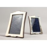 A PAIR OF UPRIGHT PHOTO FRAMES with serpentine tops. 6ins x 4.5ins.