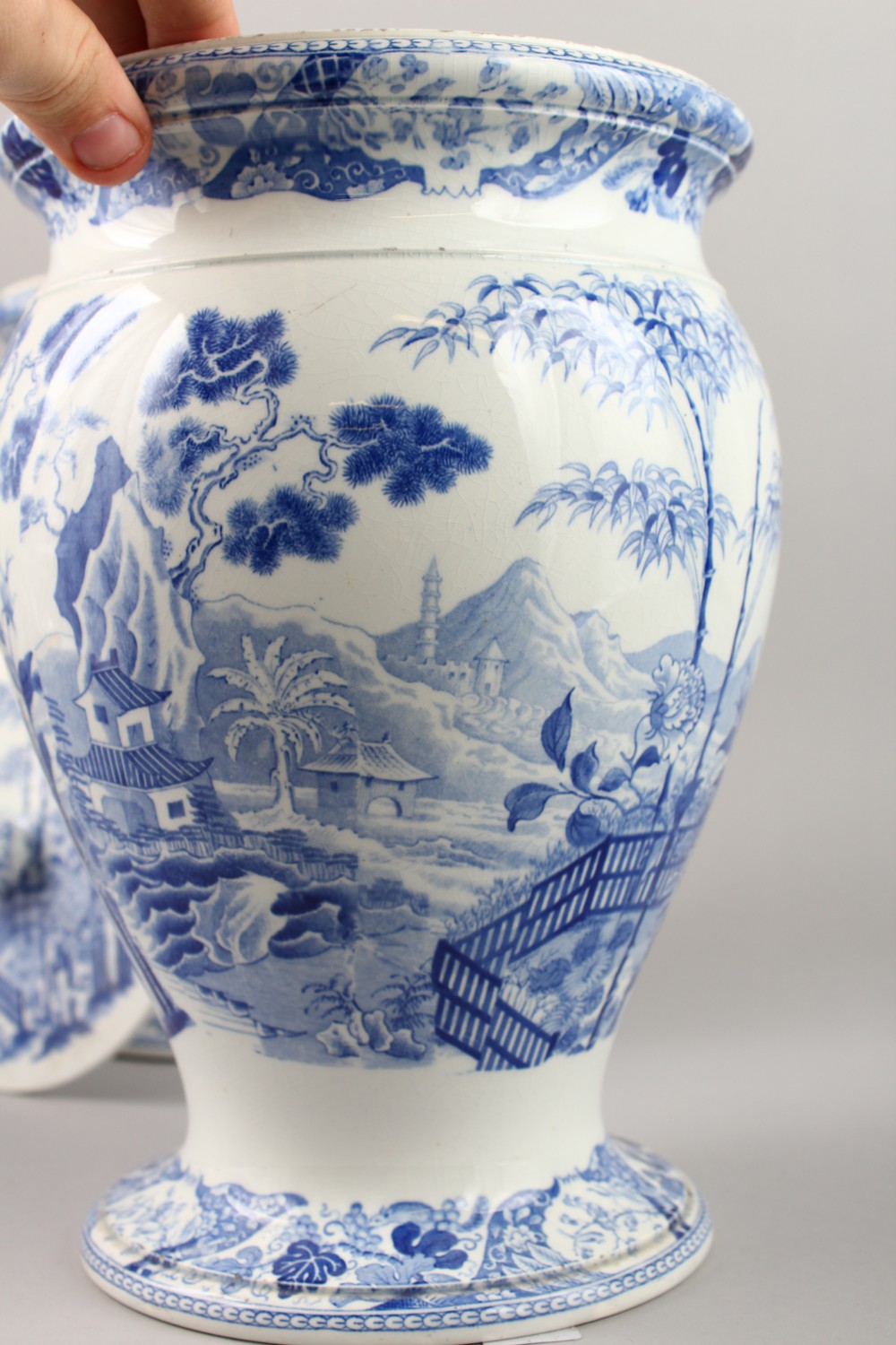 A GOOD PAIR OF WEDGWOOD BLUE AND WHITE VASES WITH LIDS with a Chinese landscape pattern. Impressed - Image 4 of 17