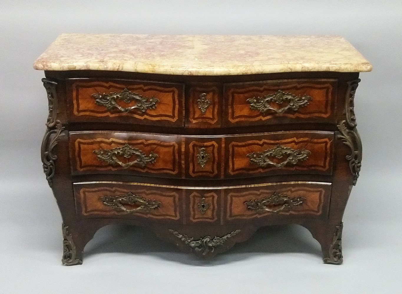 A GOOD 19TH CENTURY FRENCH KINGWOOD BOMBE COMMODE, with a marble top, two short and two long