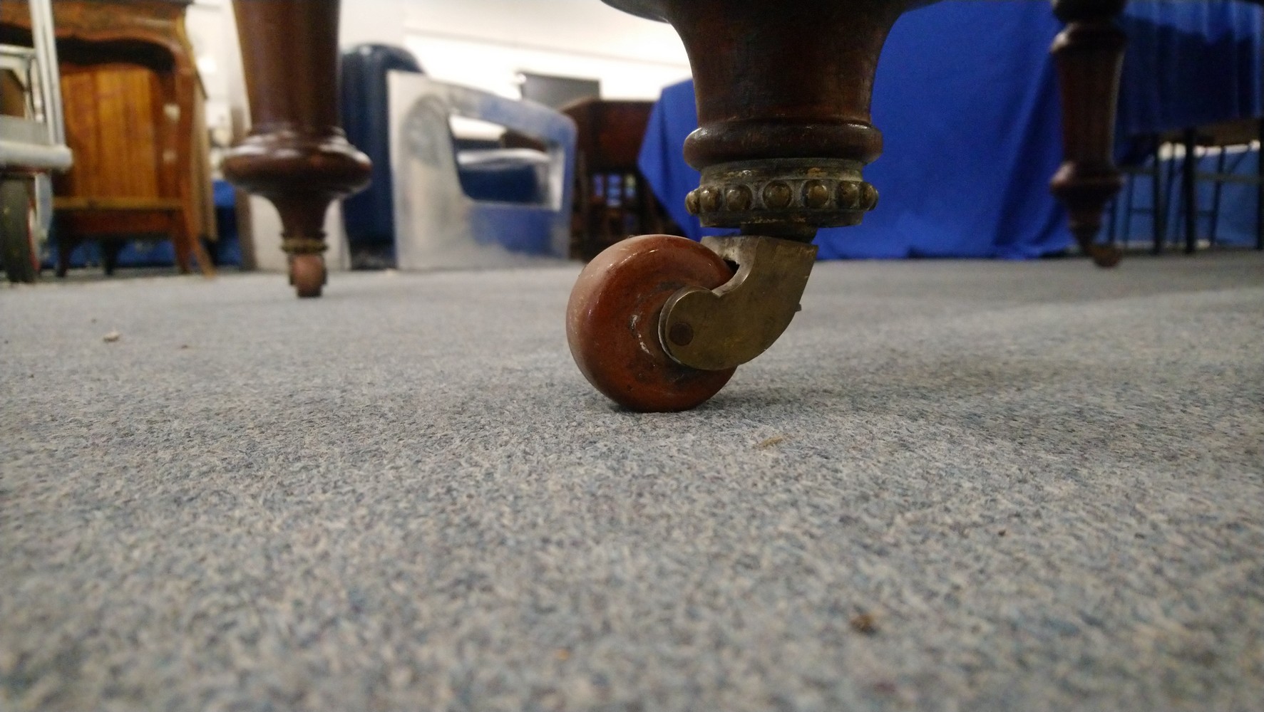 A VICTORIAN MAHOGANY EXTENDING DINING TABLE, with three leaves, on six turned legs, 9' 8" long x - Image 3 of 7