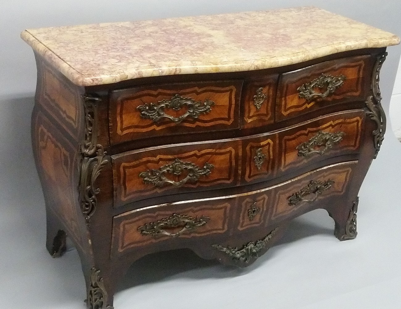 A GOOD 19TH CENTURY FRENCH KINGWOOD BOMBE COMMODE, with a marble top, two short and two long - Image 2 of 12