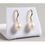 A PAIR OF 9CT GOLD CULTURED PEARL DROP EARRINGS.