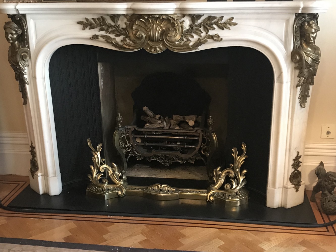 A GOOD LOUIS XVI WHITE MARBLE AND ORMOLU FIRE SURROUND, with serpentine shape mantle, the frieze - Image 4 of 5