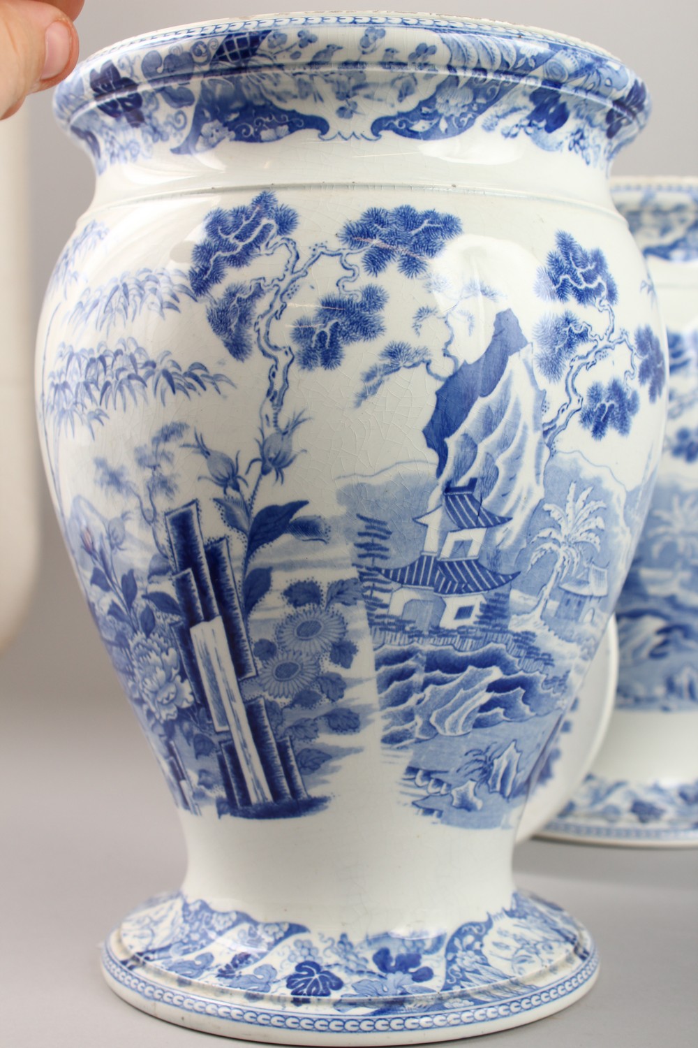 A GOOD PAIR OF WEDGWOOD BLUE AND WHITE VASES WITH LIDS with a Chinese landscape pattern. Impressed - Image 6 of 17