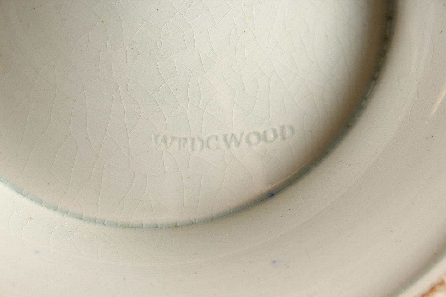 A GOOD PAIR OF WEDGWOOD BLUE AND WHITE VASES WITH LIDS with a Chinese landscape pattern. Impressed - Image 15 of 17