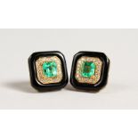 A GOOD PAIR OF 18CT GOLD EMERALD AND DIAMOND DECO DESIGN EARRINGS.