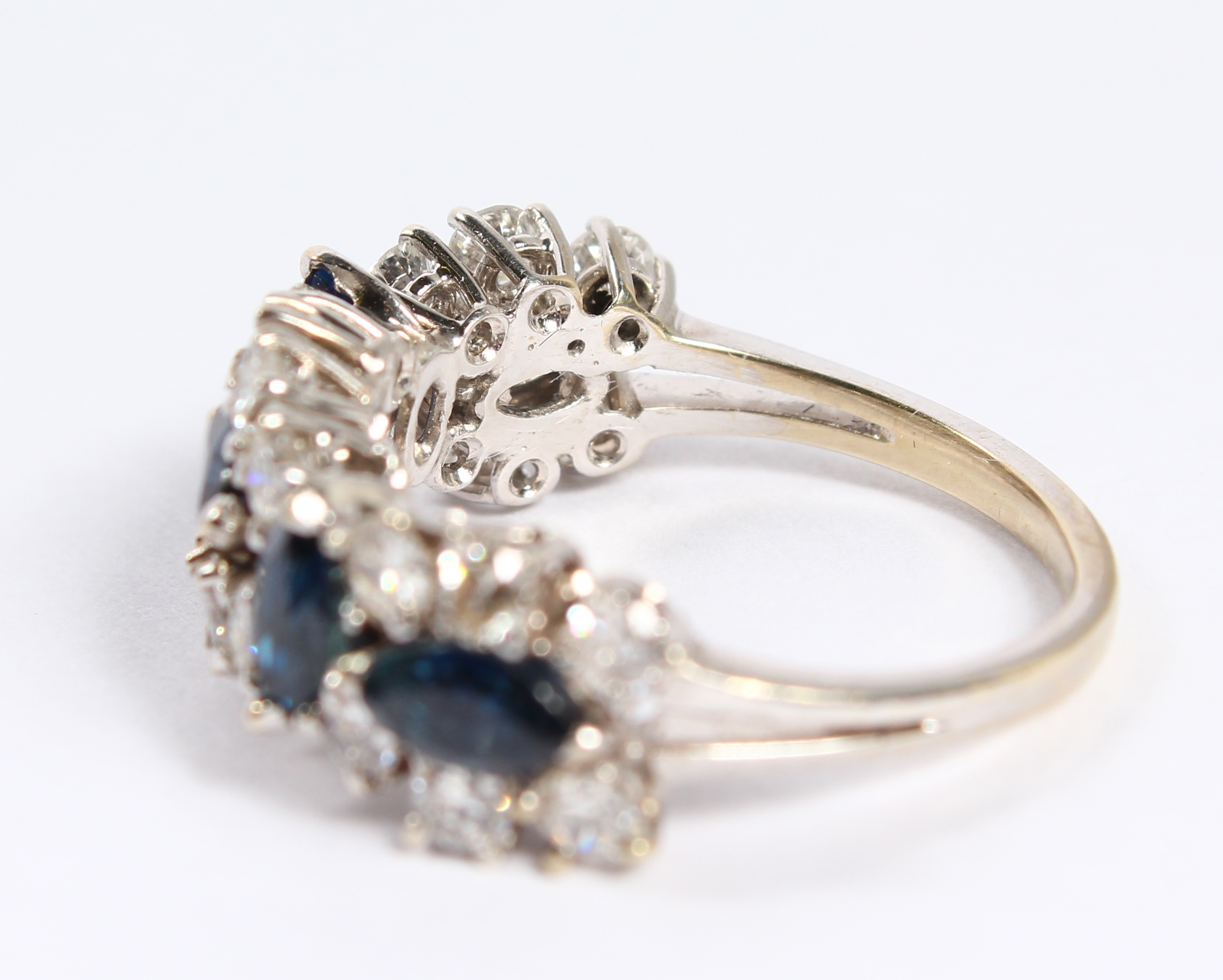 A GOLD SAPPHIRE AND DIAMOND RING. - Image 3 of 5