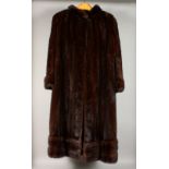 A VERY GOOD FULL LENGTH MINK FUR COAT.