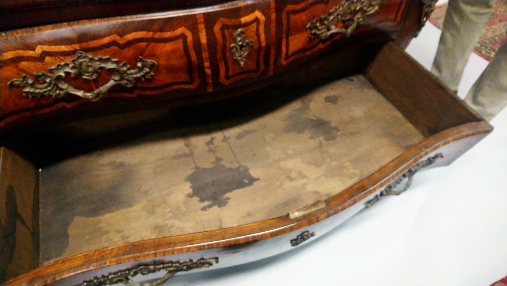 A GOOD 19TH CENTURY FRENCH KINGWOOD BOMBE COMMODE, with a marble top, two short and two long - Image 12 of 12