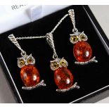 A SILVER AND AMBER OWL PENDANT AND EARRINGS.