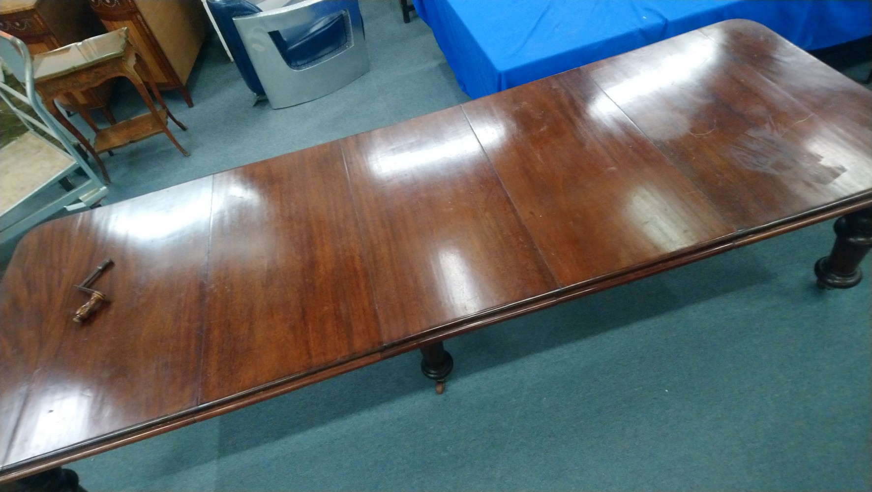 A VICTORIAN MAHOGANY EXTENDING DINING TABLE, with three leaves, on six turned legs, 9' 8" long x - Image 5 of 7