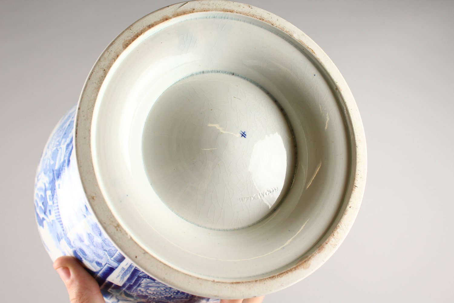 A GOOD PAIR OF WEDGWOOD BLUE AND WHITE VASES WITH LIDS with a Chinese landscape pattern. Impressed - Image 16 of 17