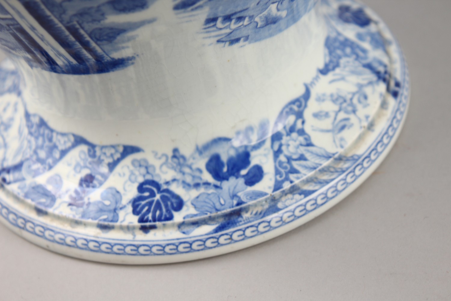 A GOOD PAIR OF WEDGWOOD BLUE AND WHITE VASES WITH LIDS with a Chinese landscape pattern. Impressed - Image 7 of 17