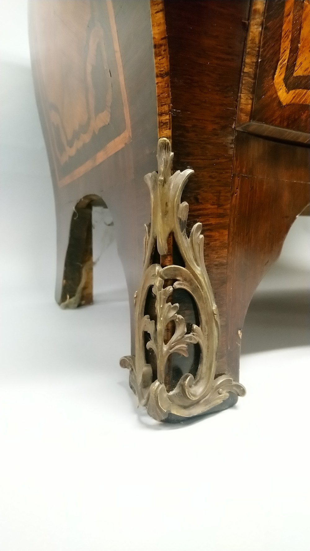 A GOOD 19TH CENTURY FRENCH KINGWOOD BOMBE COMMODE, with a marble top, two short and two long - Image 11 of 12