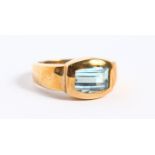 A 9CT GOLD AQUAMARINE RING.