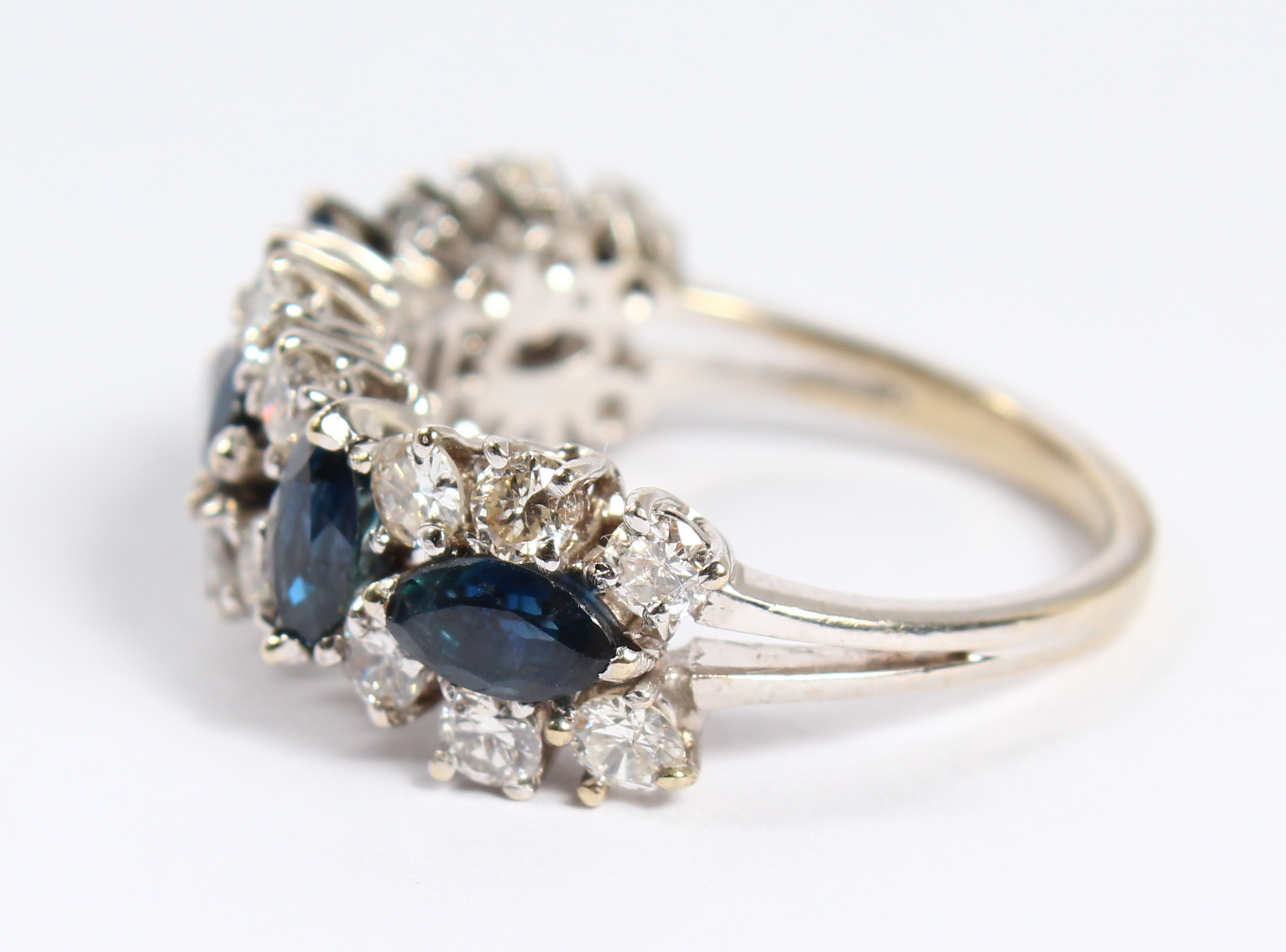 A GOLD SAPPHIRE AND DIAMOND RING. - Image 2 of 5