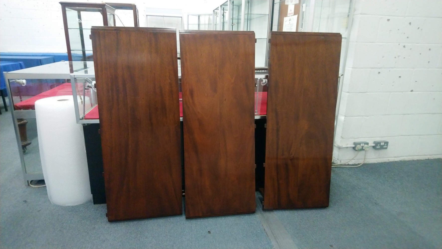 A GOOD VICTORIAN STYLE MAHOGANY EXTENDING DINING TABLE, by Frank Hudson & Son, with three leaves, on - Image 5 of 8