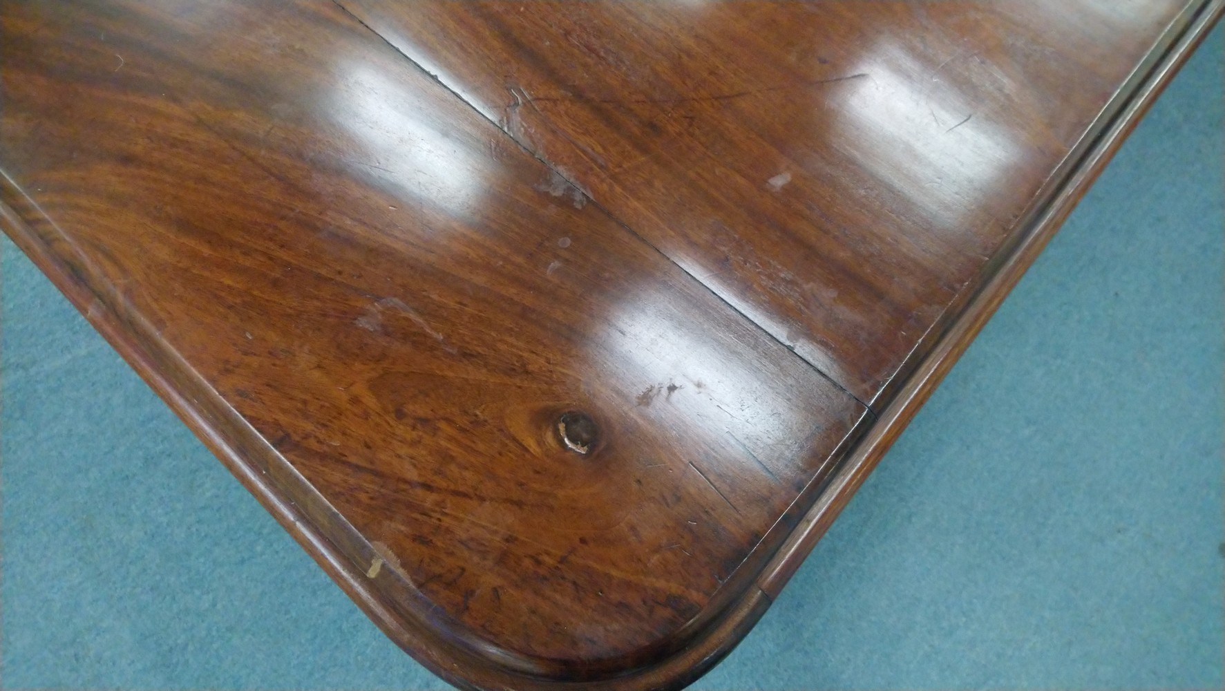 A VICTORIAN MAHOGANY EXTENDING DINING TABLE, with three leaves, on six turned legs, 9' 8" long x - Image 4 of 7