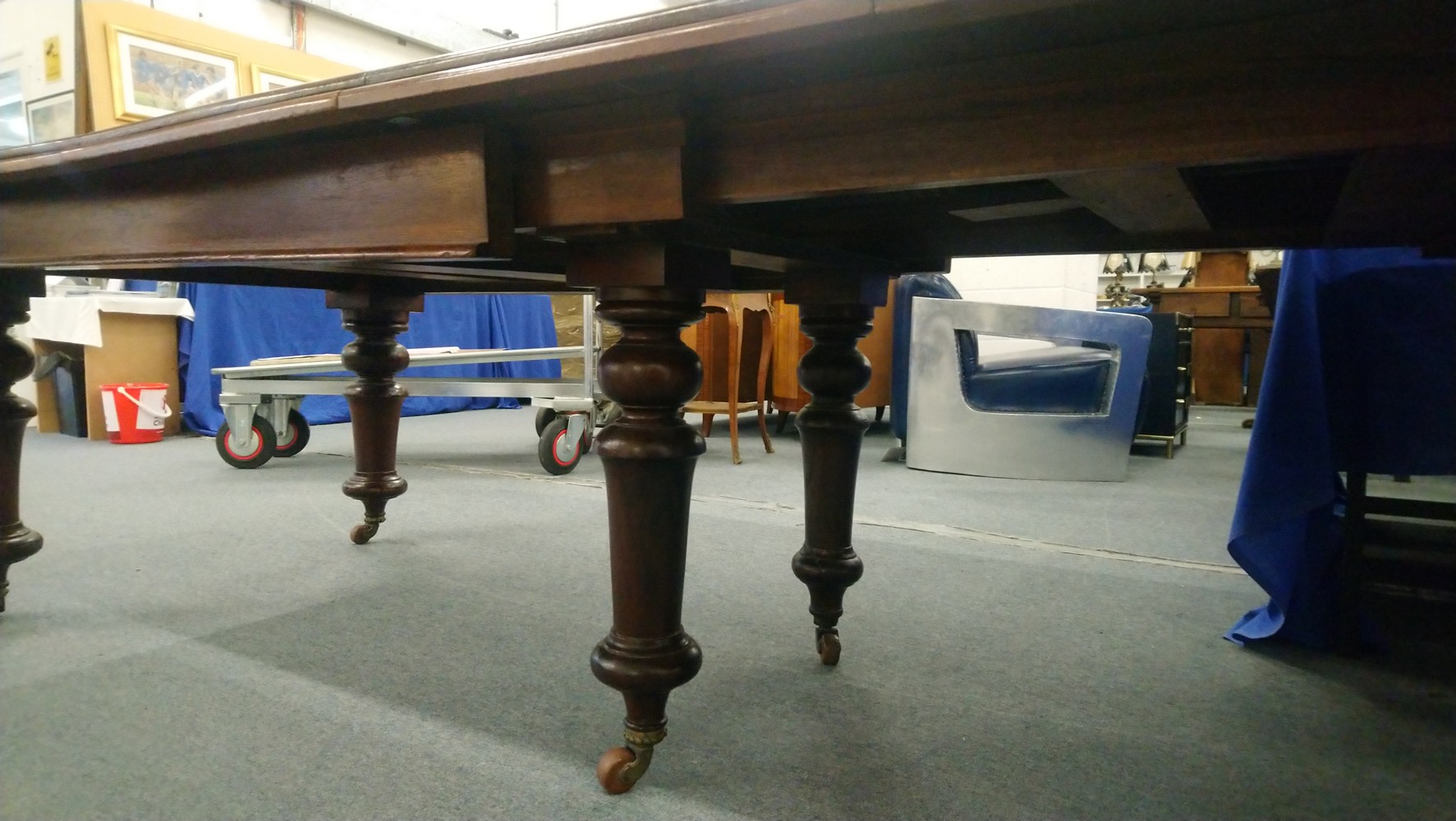 A VICTORIAN MAHOGANY EXTENDING DINING TABLE, with three leaves, on six turned legs, 9' 8" long x - Image 7 of 7