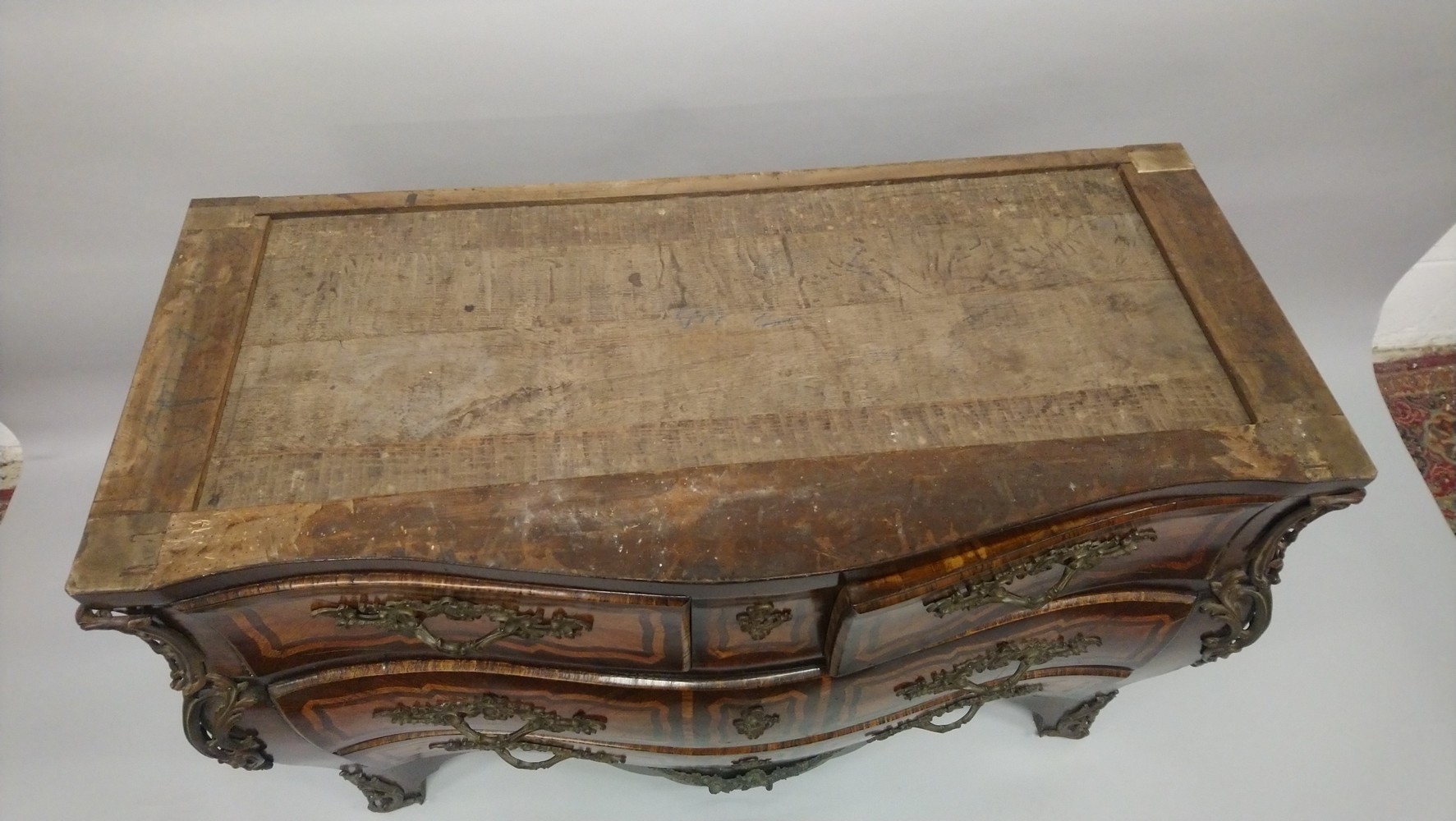 A GOOD 19TH CENTURY FRENCH KINGWOOD BOMBE COMMODE, with a marble top, two short and two long - Image 5 of 12