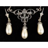 A SILVER PEARL PENDANT AND EARRINGS.