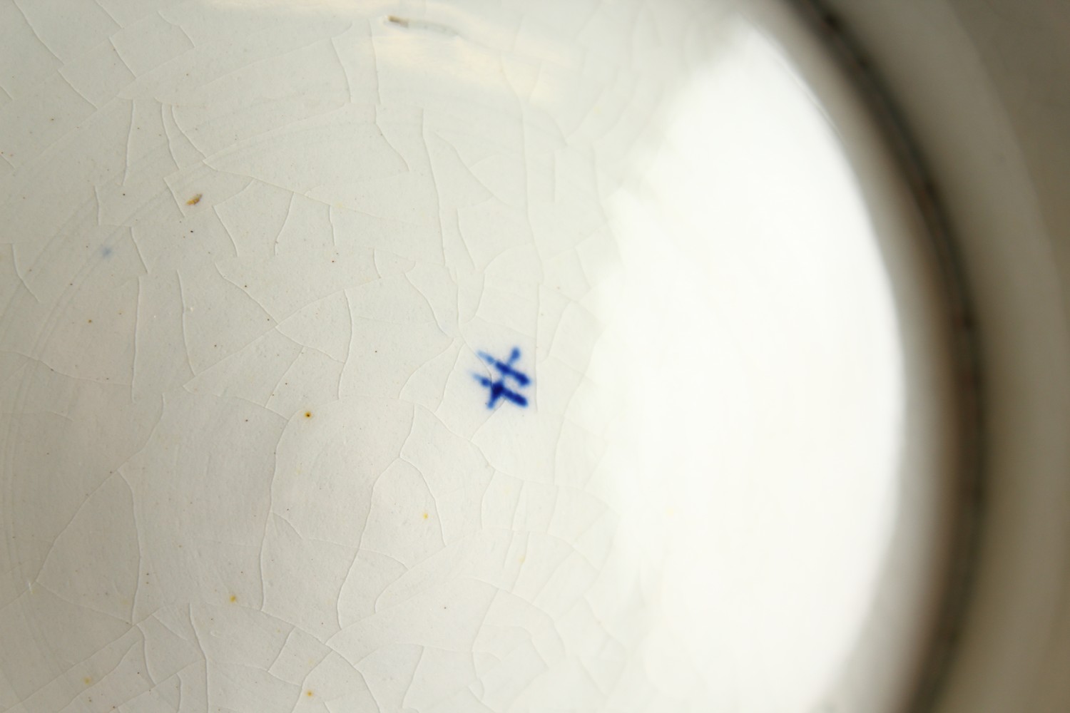 A GOOD PAIR OF WEDGWOOD BLUE AND WHITE VASES WITH LIDS with a Chinese landscape pattern. Impressed - Image 17 of 17