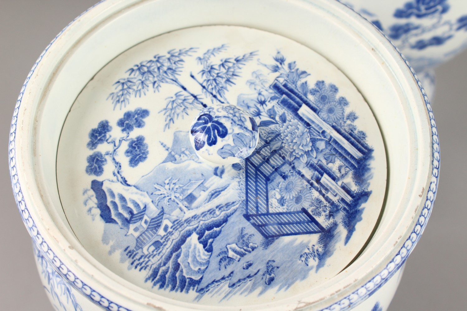 A GOOD PAIR OF WEDGWOOD BLUE AND WHITE VASES WITH LIDS with a Chinese landscape pattern. Impressed - Image 8 of 17