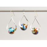 A PAIR OF SILVER AND MILLEFIORI DROP EARRINGS AND PENDANT.