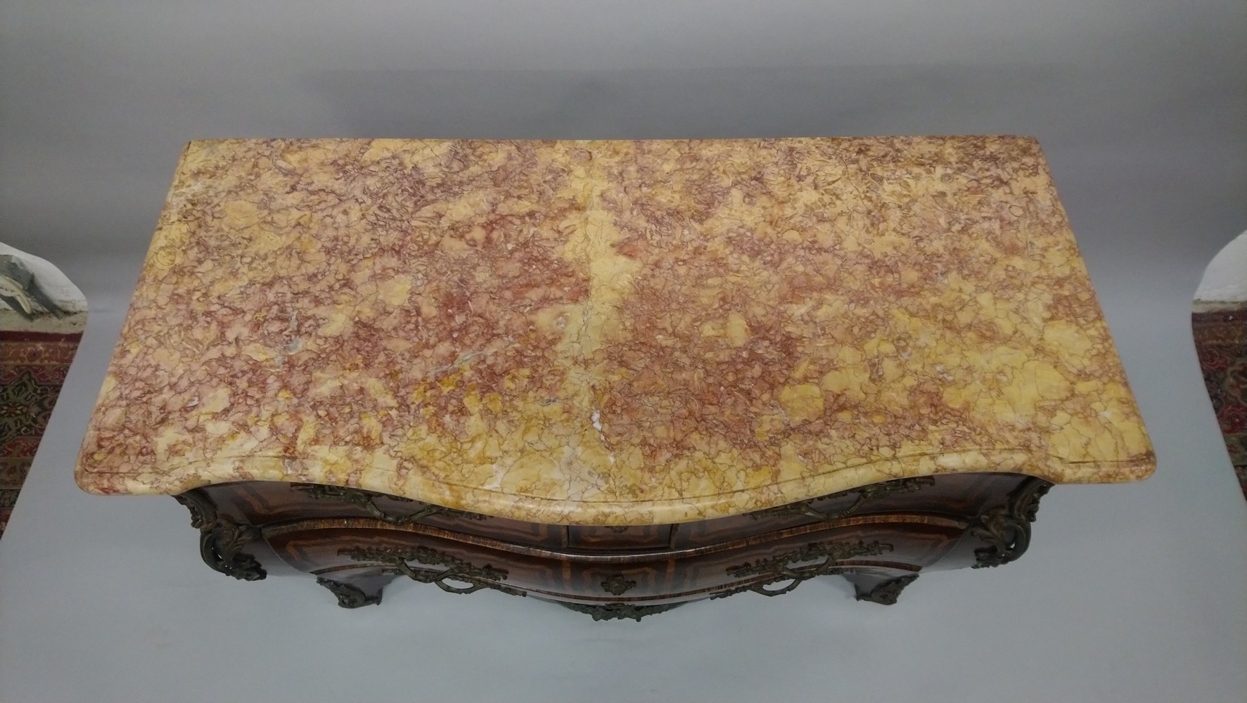 A GOOD 19TH CENTURY FRENCH KINGWOOD BOMBE COMMODE, with a marble top, two short and two long - Image 3 of 12