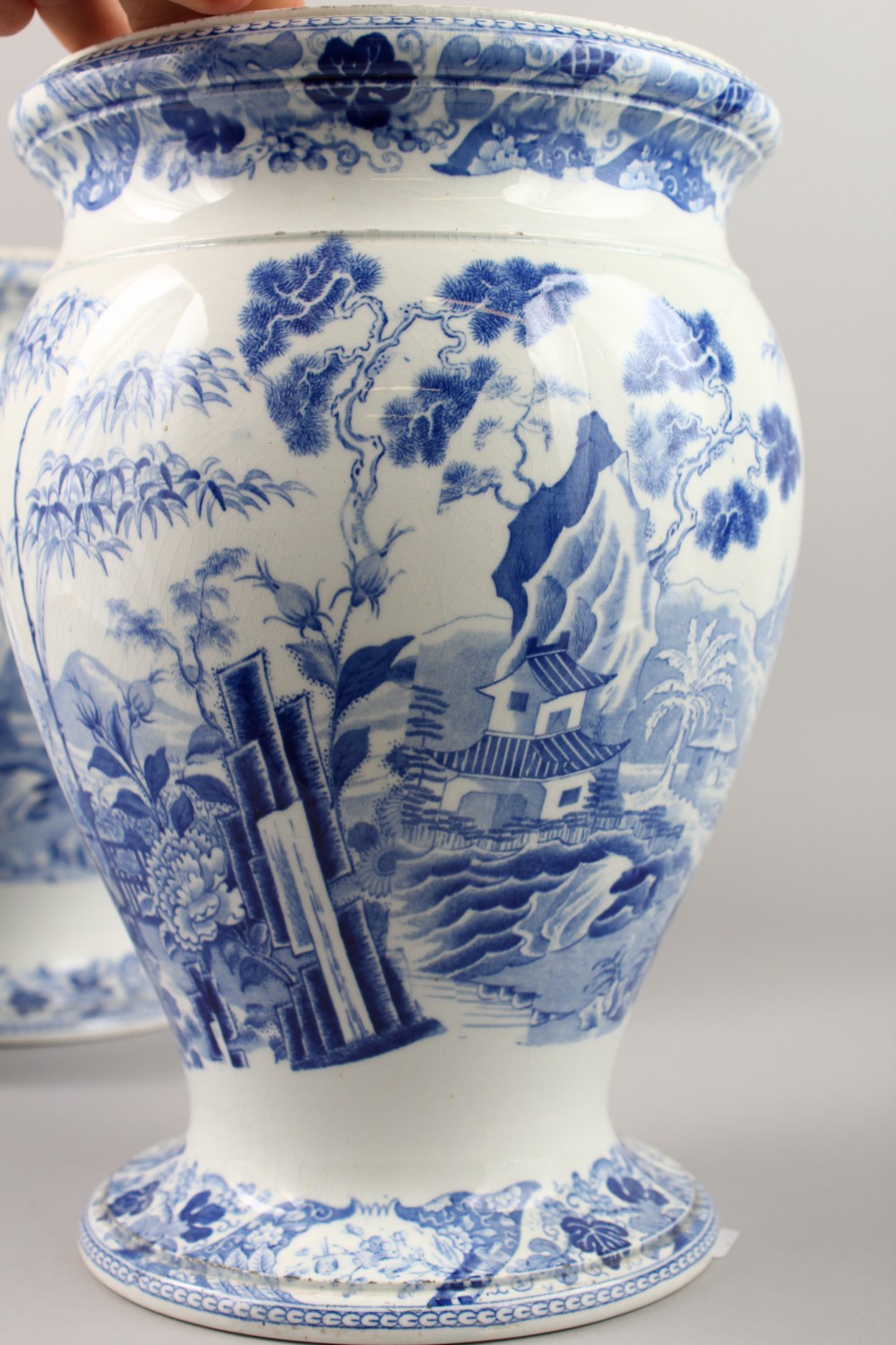 A GOOD PAIR OF WEDGWOOD BLUE AND WHITE VASES WITH LIDS with a Chinese landscape pattern. Impressed - Image 3 of 17