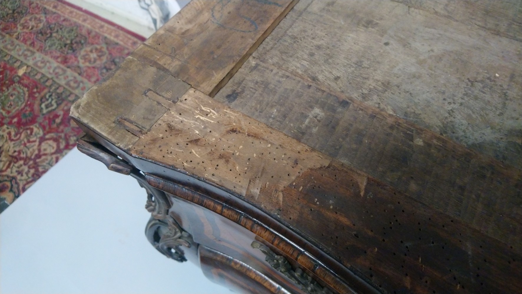 A GOOD 19TH CENTURY FRENCH KINGWOOD BOMBE COMMODE, with a marble top, two short and two long - Image 7 of 12