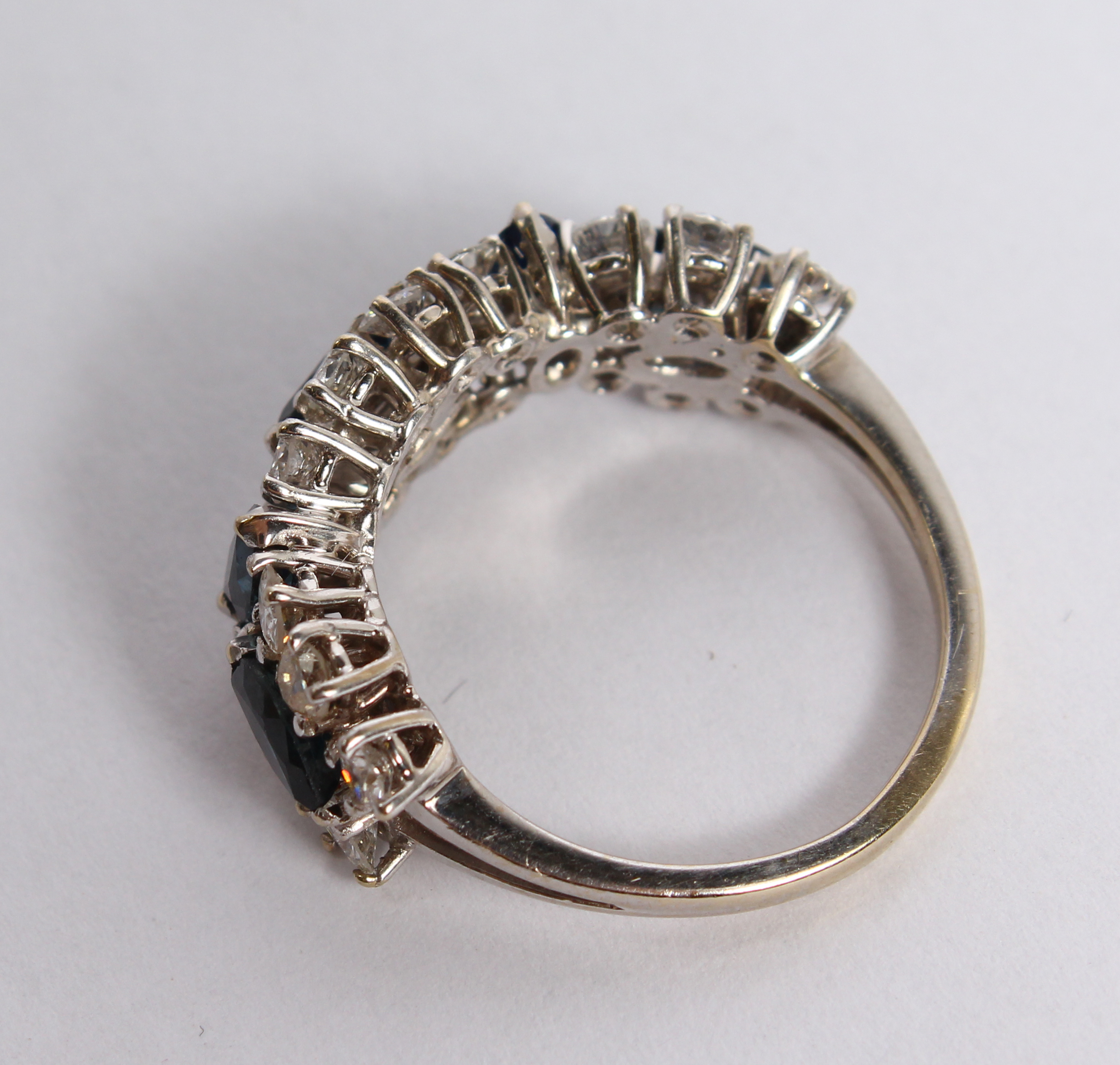 A GOLD SAPPHIRE AND DIAMOND RING. - Image 4 of 5
