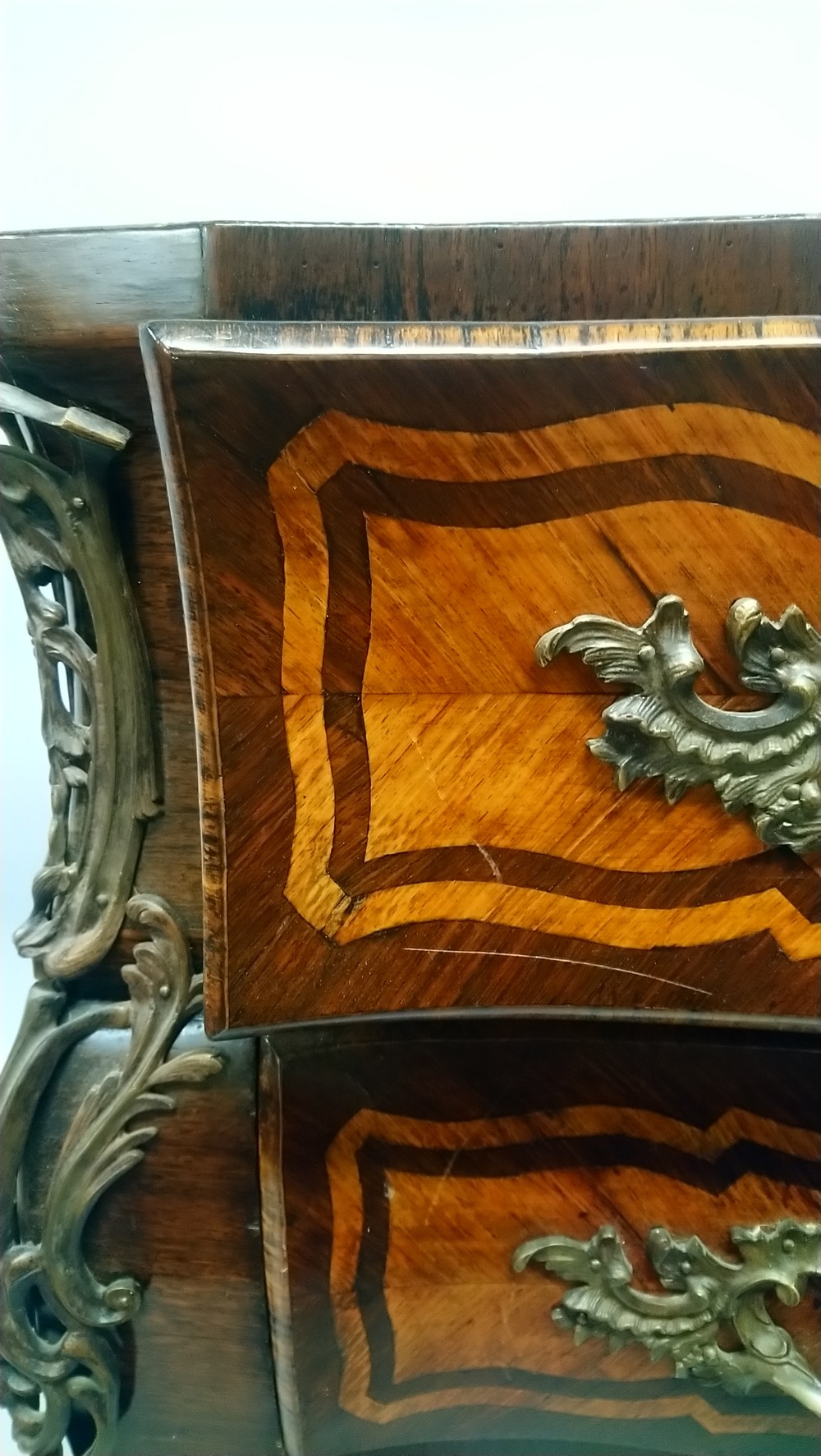 A GOOD 19TH CENTURY FRENCH KINGWOOD BOMBE COMMODE, with a marble top, two short and two long - Image 9 of 12