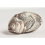 A HEAVY NOVELTY SILVER FISH VESTA CASE.