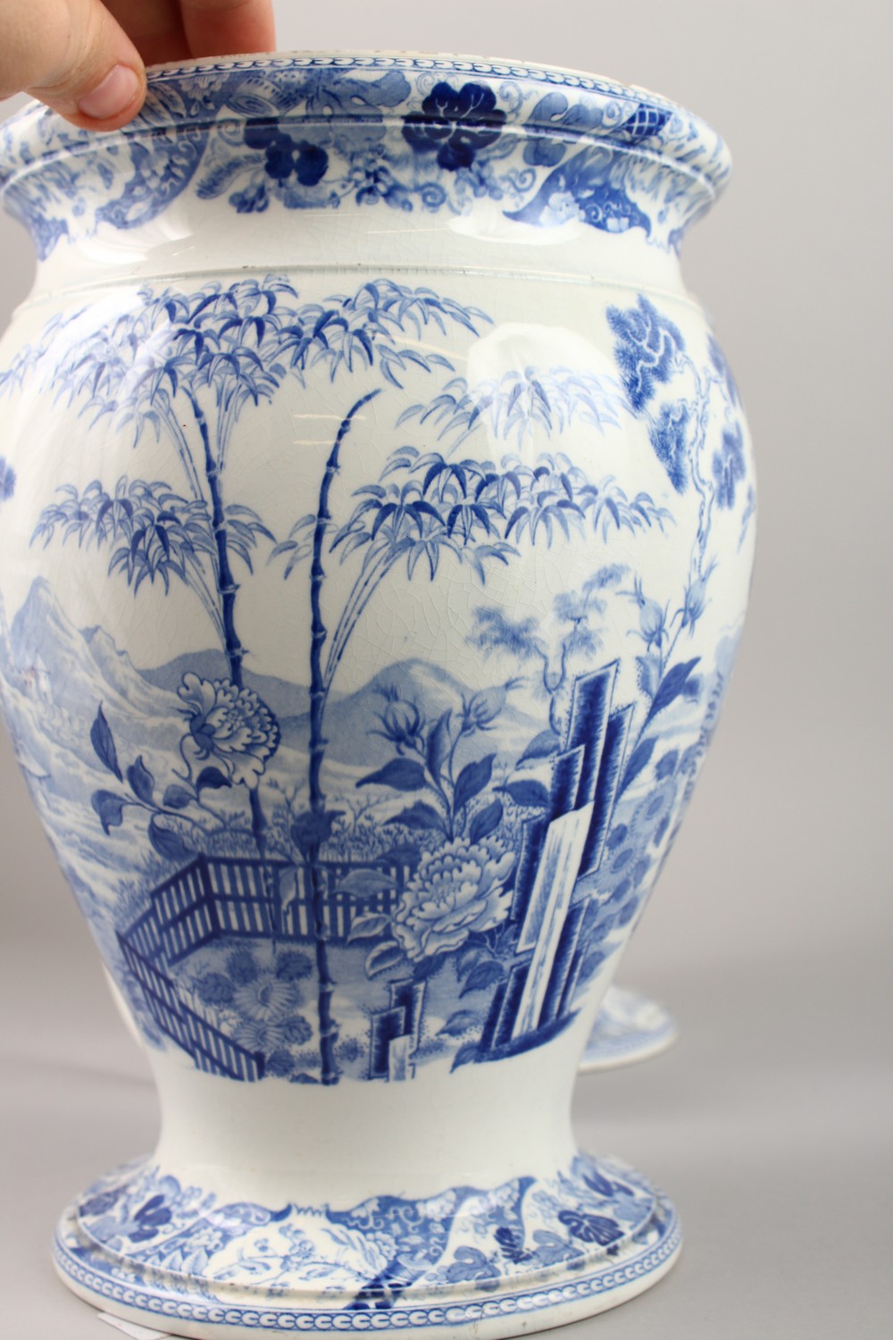 A GOOD PAIR OF WEDGWOOD BLUE AND WHITE VASES WITH LIDS with a Chinese landscape pattern. Impressed - Image 5 of 17
