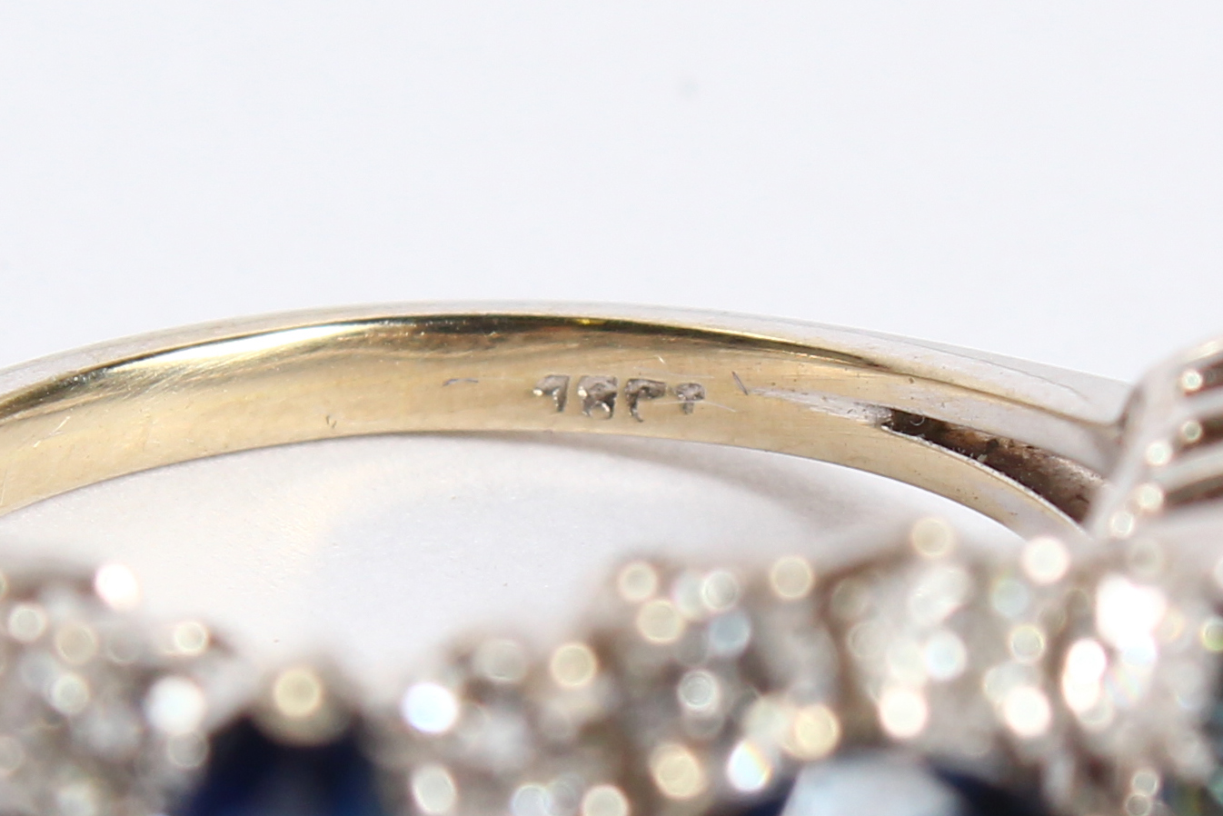 A GOLD SAPPHIRE AND DIAMOND RING. - Image 5 of 5