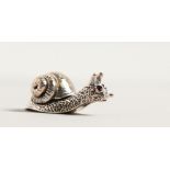 A CAST SILVER NOVELTY SNAIL SNUFF BOX.