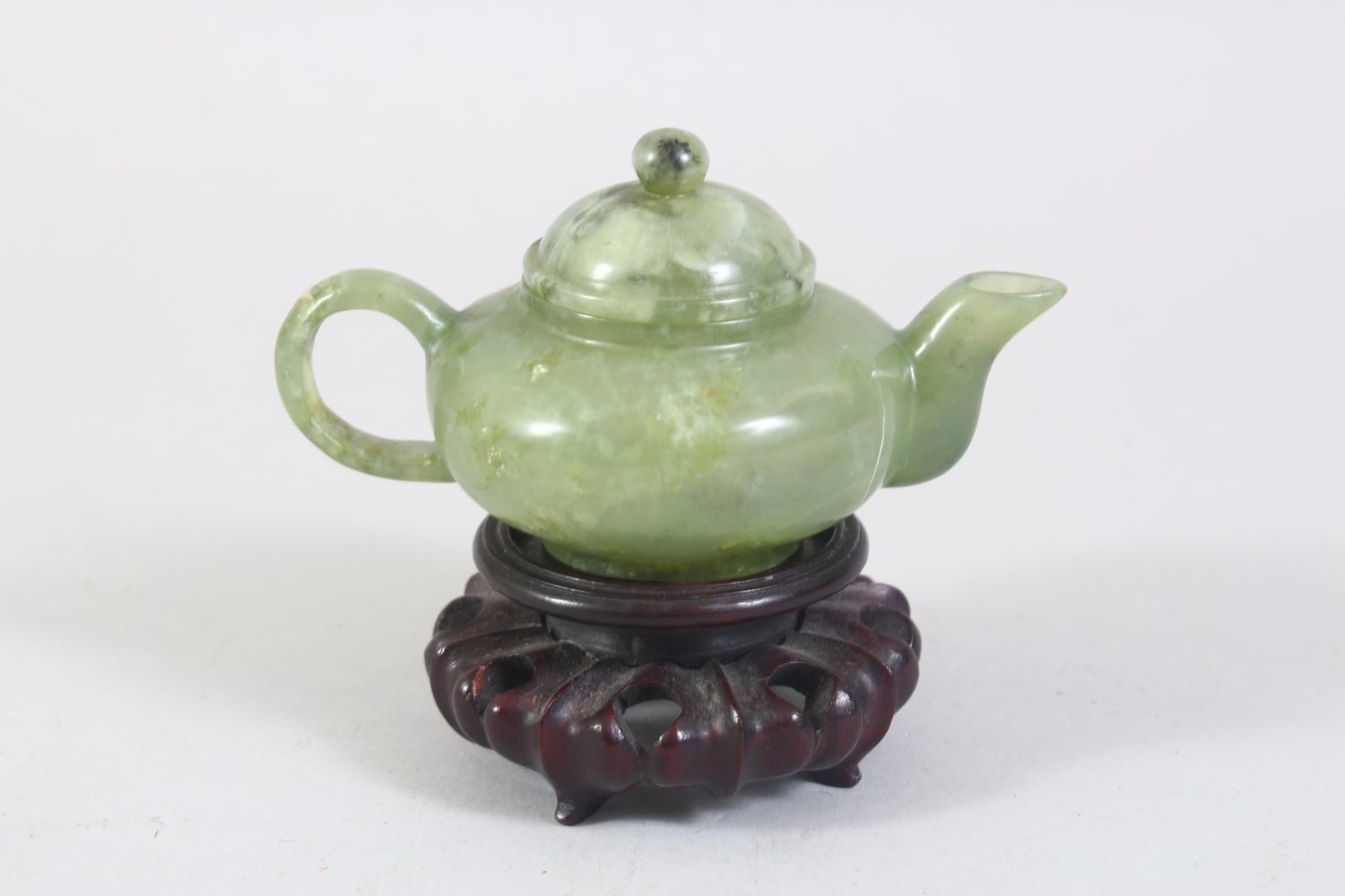 A CHINESE MOTTLED GREEN JADE TEA POT ON PIERCED AND CARVED STAND, 10cm wide. - Image 3 of 6