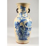 A GOOD 19TH CENTURY CHINESE BLUE & WHITE TWIN HANDLE PORCELAIN VASE, the body of the vase with