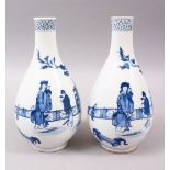 A PAIR OF 19TH / 20TH CENTURY CHINESE BLUE & WHITE PORCELAIN VASES, the body of each vase