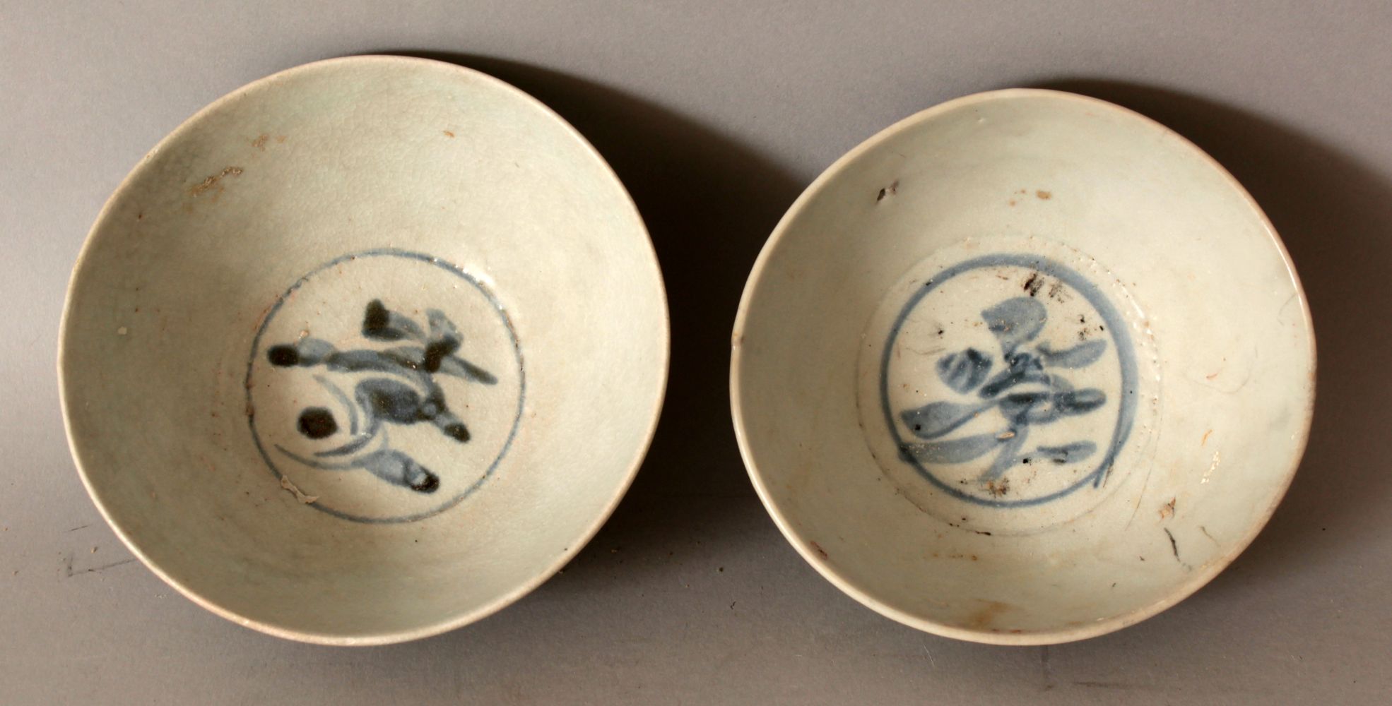 A PAIR OF CHINESE WANLI PERIOD BLUE & WHITE SHIPWRECK PORCELAIN BOWLS, each painted to its centre